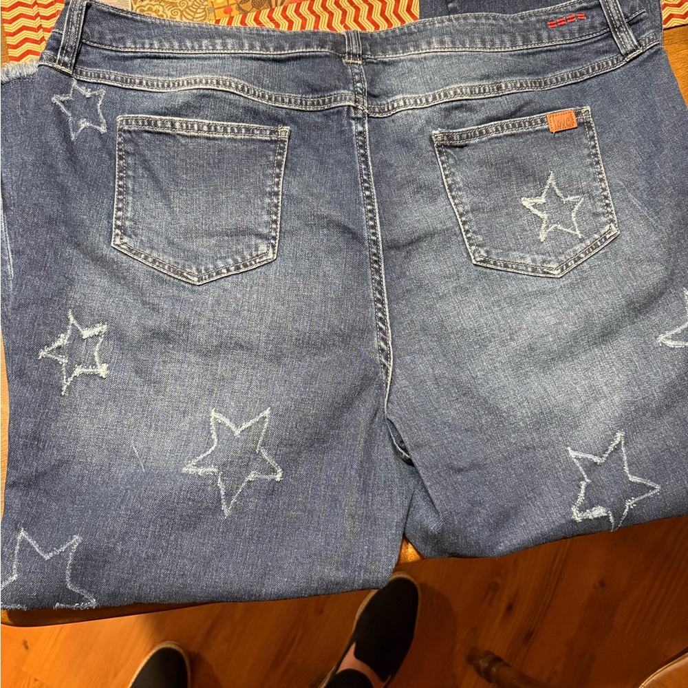 Peace Love World jeans with embroidered Star-detailing - Picture 6 of 8